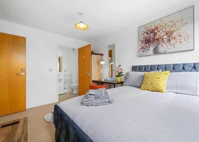 Central Piccadilly Luxury Three Bedroom Apartment