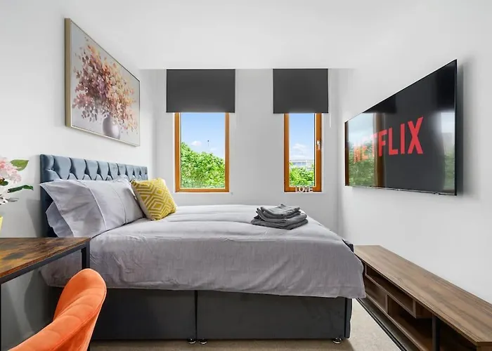 Central Piccadilly Luxury Three Bedroom Apartment