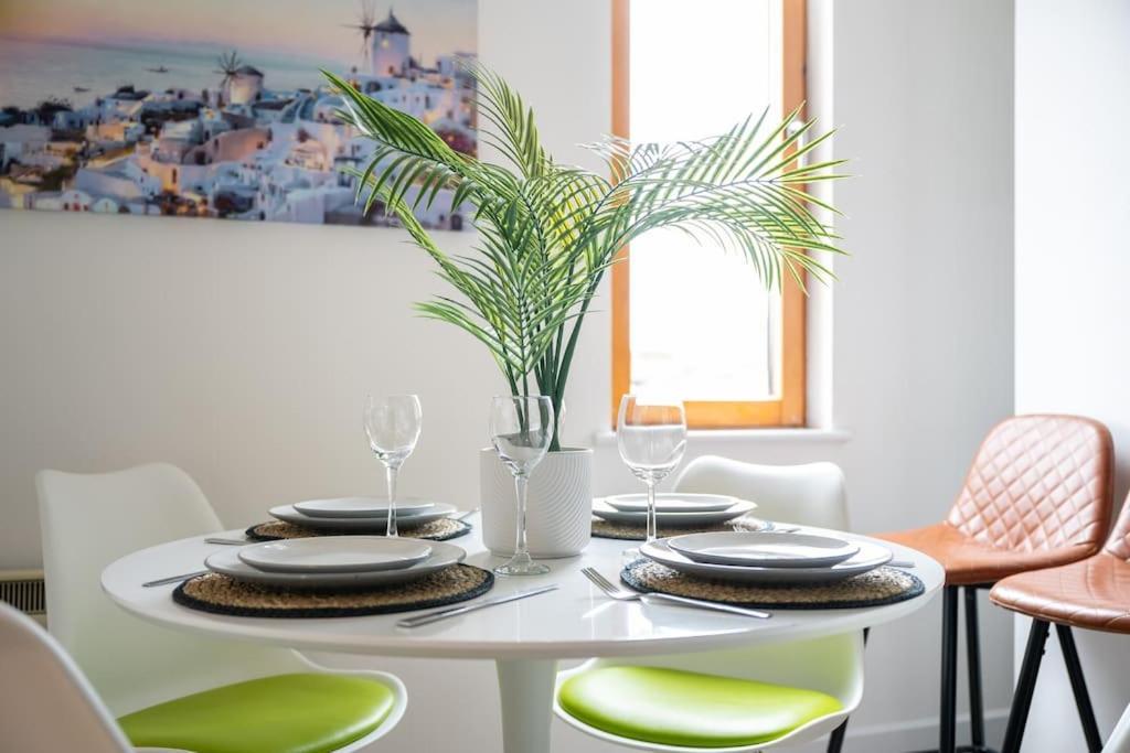 Piccadilly Luxury Three Bedroom Apartment